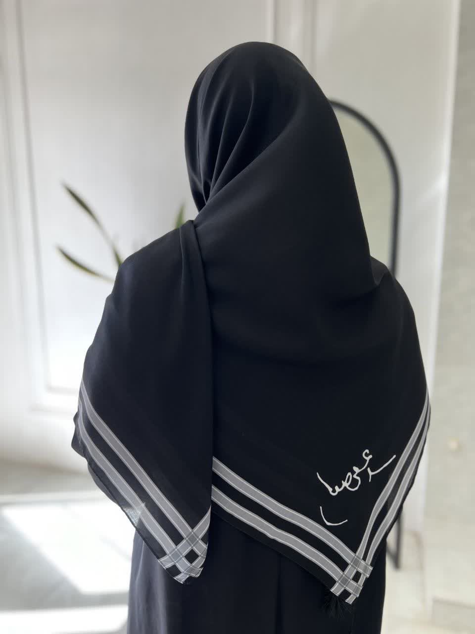 روسری مشکی نخی با طرح امضای رهبر